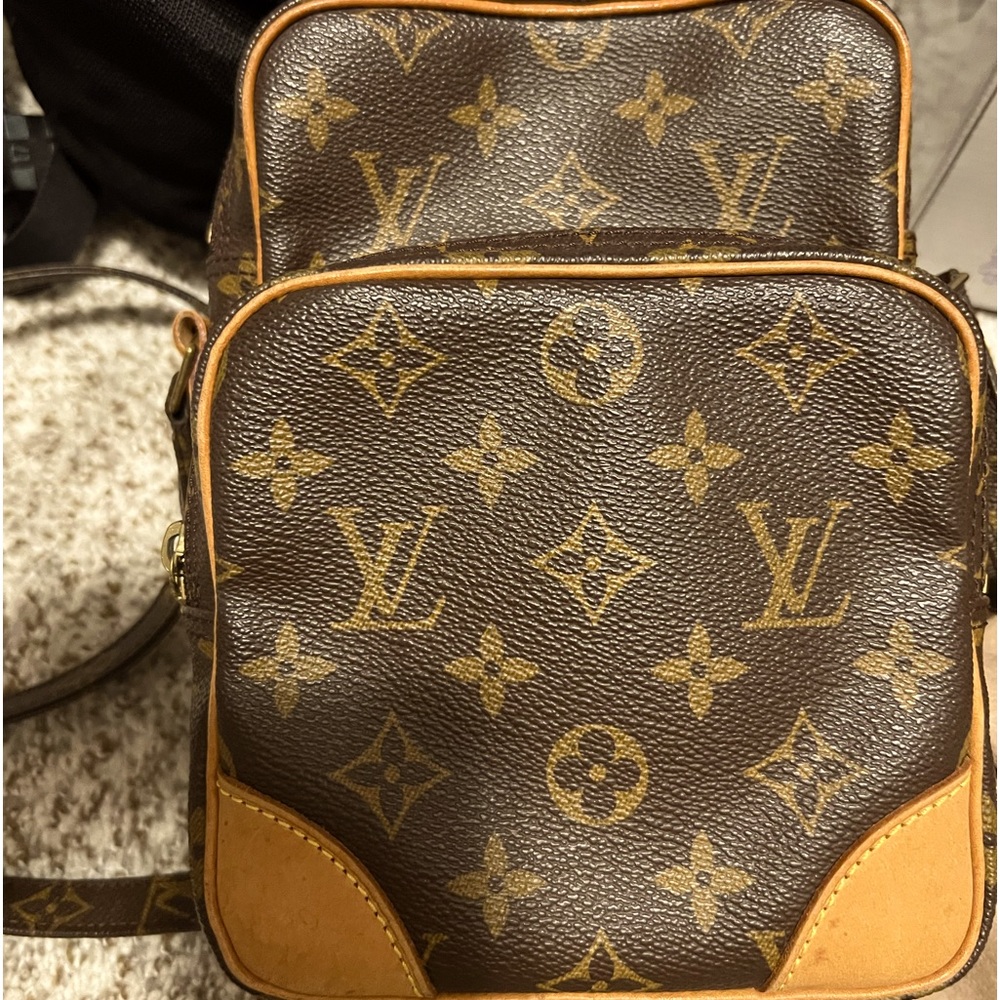 Ladies here’s a beautiful new Louis Vuitton, crossover body purse.